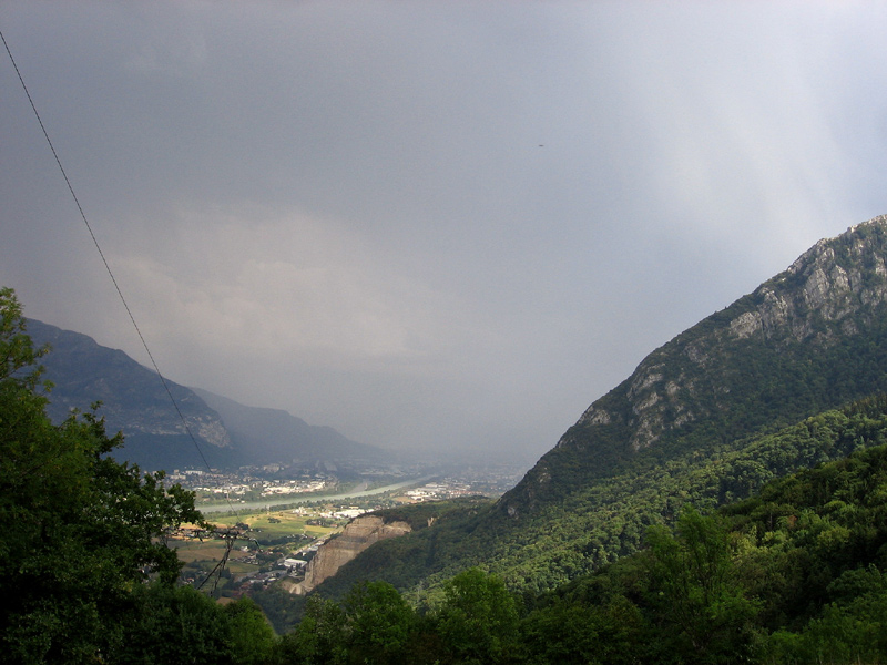 La Sure (sortie du tunnel) : L'orage gronde et il pleut sur Grenoble.
