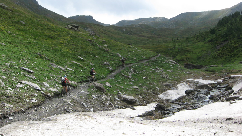 #5 Montée au Col St Martin : Single toujours bien tracé, des restes de névés. Montée au Col St Martin : Single toujours bien tracé, des restes de névés.