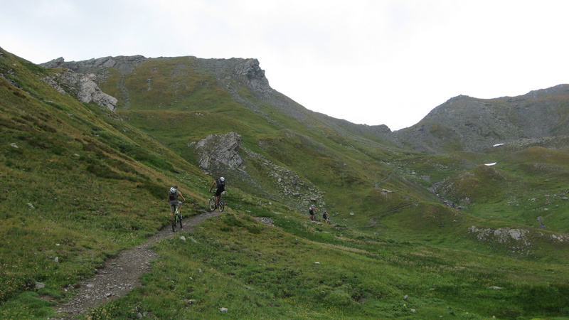 #8 Montée au Col St Martin : Ca roule un peu avant le portage final au col Montée au Col St Martin : Ca roule un peu avant le portage final au col