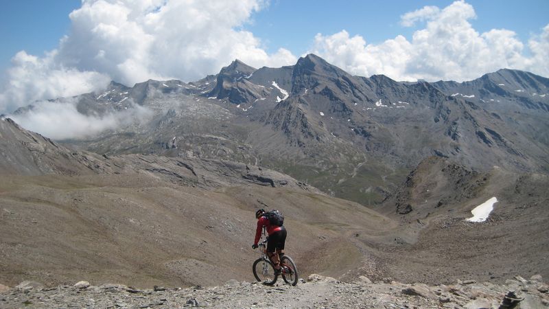 Descente sous le sommet : Jolie vue sur la frontière ubayenne