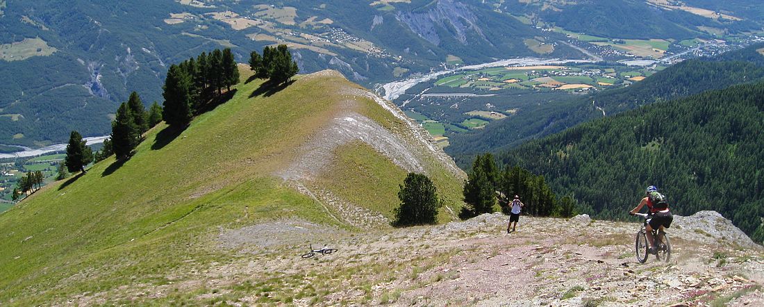 Face à la pente : sur terre rouge