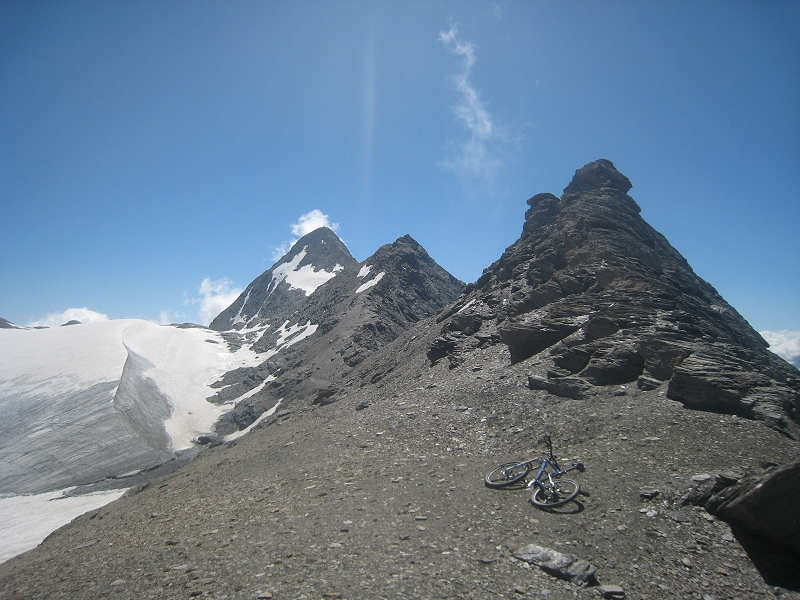 Rochemelon, du col de Novalèse : Magnifique vue sur Rochemelon quand on arrive au col de Novalèse. L'itinéraire (non roulant) passe entre le glacier et la Pt de Novalèse