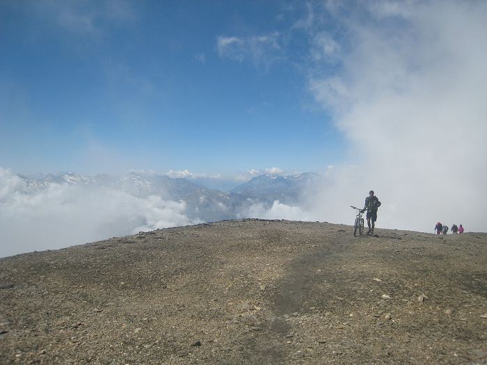 Juste sous l arête finale : Shama pousse, on ne peut pas être bon à la descente ET à la montée :P