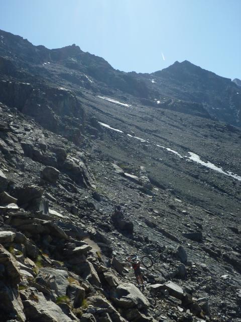 L objectif se rapproche : mais le portage est plus sévère avec une pente plus prononcée et les pieds qui glissent un peu