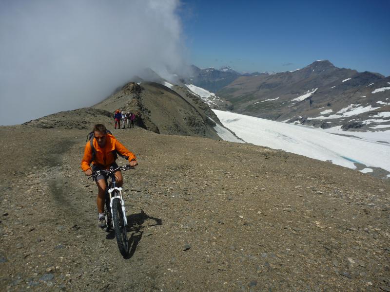 Sursaut d orgeuil... : ou comment enfumer les alpinistes sur les 40m de cyclable à la montée