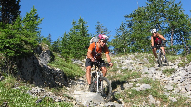 Descente du col des Acles : Bien technique cette descente au petit matin et après une courte nuit...