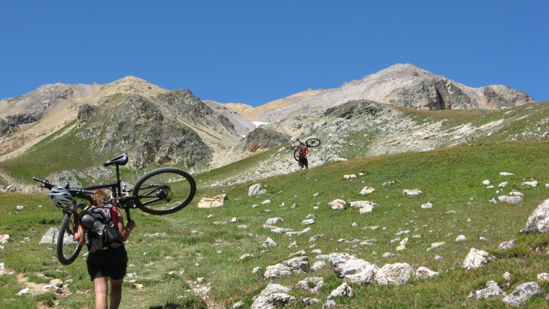 Montée du Mont Thabor : à l'attaque ! 
Nouvelle technique de portage pour Maud et Jip !