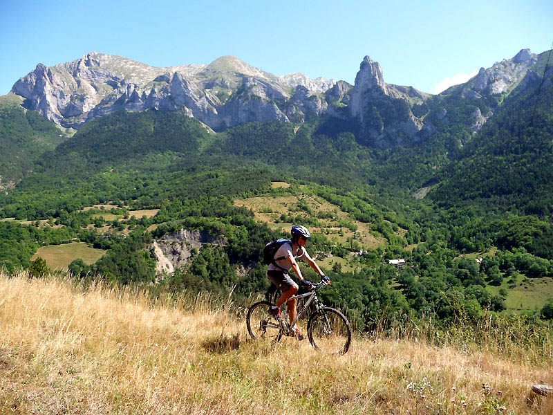 Champ : promenade au dessus de la vallée