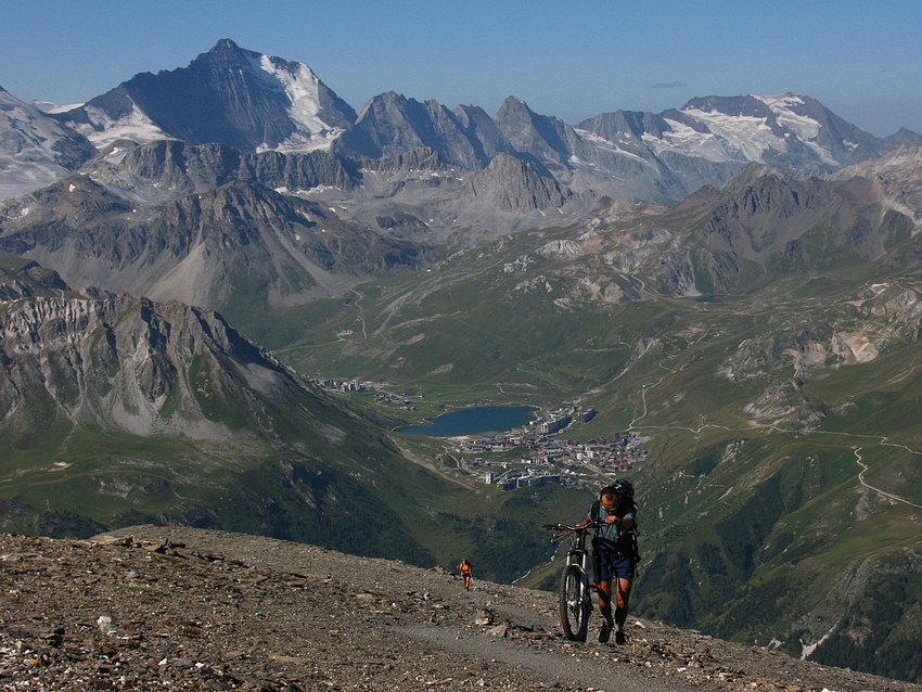 #11 Sassière : Pierre en flagrant délit de dégradation environnementale, face au secteur idyllique de Tignes. Sassière : Pierre en flagrant délit de dégradation environnementale, face au secteur idyllique de Tignes.
