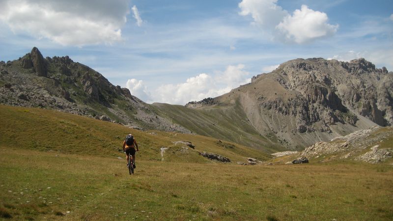 Col de la Coulette : et crête de Vars à droite