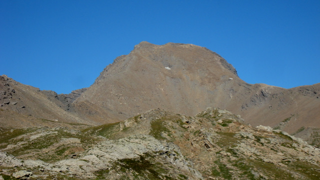 L'imposante face est : suspendue au fond du vallon de la Selle