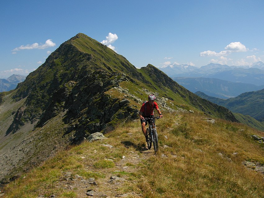 #6 Petit Arc : Jip arrive au sommet. Derrière lui l Petit Arc : Jip arrive au sommet. Derrière lui l'arête hyper roulante du Grand Arc.