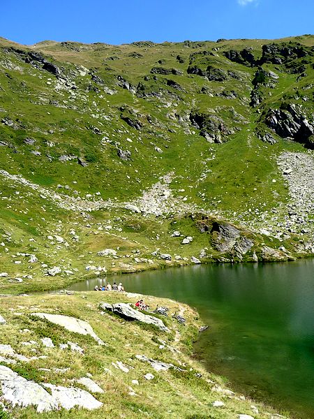 Lac Noir : Etienne et Jip qui papotent au bord du lac.