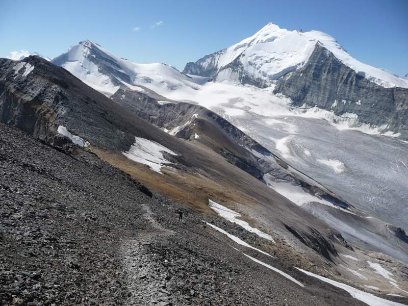 Barrhorn : Arrivée au sommet (au fond Brunegghorn, Weisshorn, Bishorn)