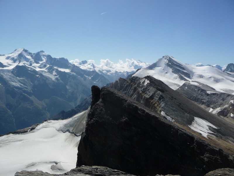 Barrhorn : Du sommet, vue sur une série de 4000 (ou presque) : de gauche à droite, Dom de Mischabel, Täschhorn, Alphubel, au fond avec les nuages Mont Rose, et Brunegghorn.