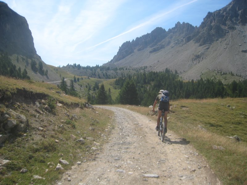#3 Sous le lac du Lauzet : Fin de piste casse patte sous le lac du Lauzet, on en prend plein les yeux ! Sous le lac du Lauzet : Fin de piste casse patte sous le lac du Lauzet, on en prend plein les yeux !