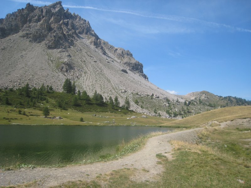 #4 Lac Lauzet et col Moussière : Magnifique lac Lauzet, avec le col Moussière en arrière plan. Lac Lauzet et col Moussière : Magnifique lac Lauzet, avec le col Moussière en arrière plan.