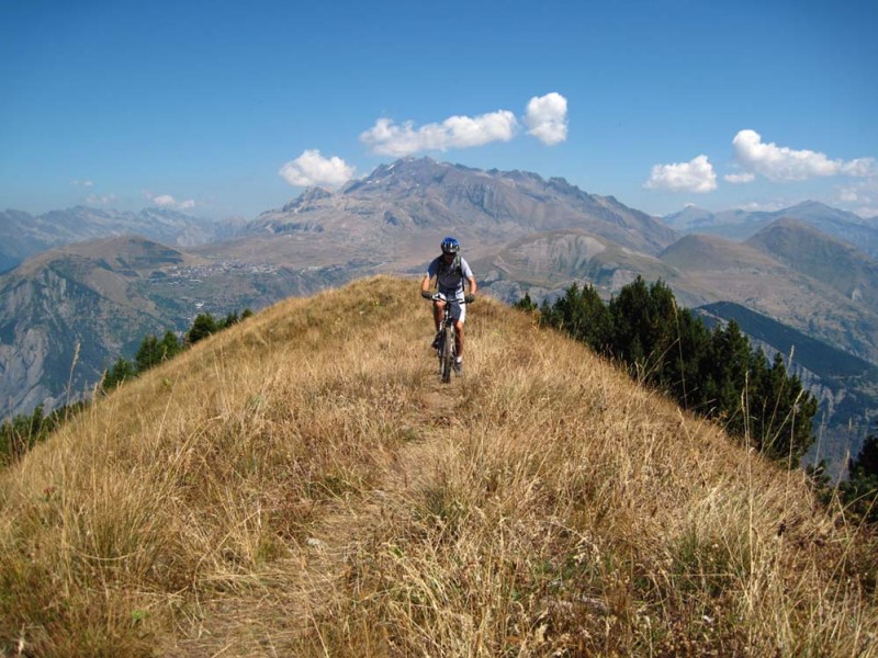 #12 Crête de la Croix de la Garde : Sur la crête vers le nord. En ar plan l Crête de la Croix de la Garde : Sur la crête vers le nord. En ar plan l'Alpe d'Huez, les Grandes Rousses & le Pic du Lac Blanc