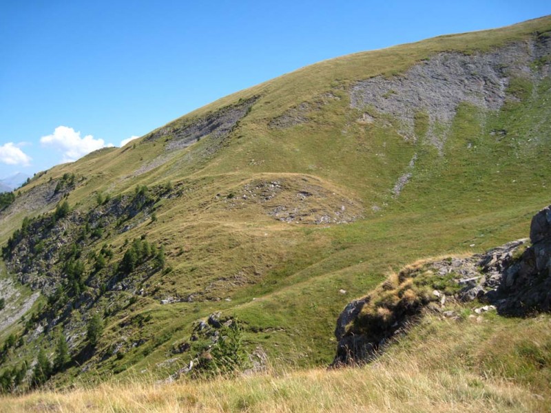 #14 Combe du Grand Renaud : La descente depuis le point 2128. Un léger tracé en haut à gauche, une descente en sente à moutons Combe du Grand Renaud : La descente depuis le point 2128. Un léger tracé en haut à gauche, une descente en sente à moutons