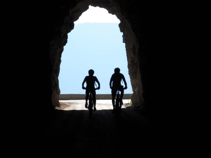 #2 Tunnel de Bouchère : Le noir des traversées en tunnels surprennent les vttistes qui y jouent les ombres chinoises Tunnel de Bouchère : Le noir des traversées en tunnels surprennent les vttistes qui y jouent les ombres chinoises