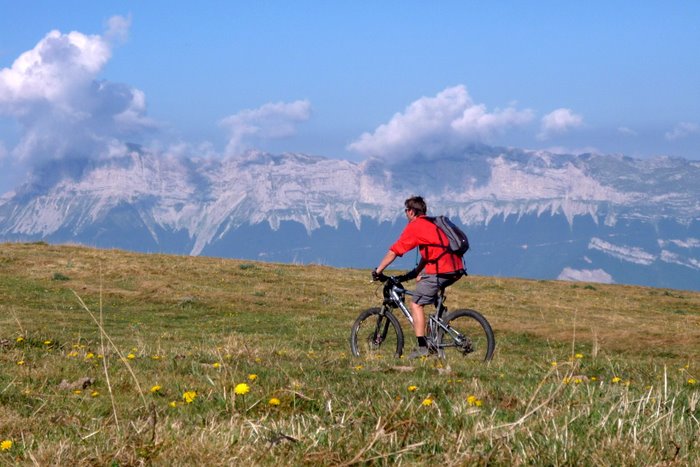 #1 Alpage et Vercors : Le cheminement sur la crête dans l Alpage et Vercors : Le cheminement sur la crête dans l'alpage permet de s'en mettre plein les yeux de tout les côtés!