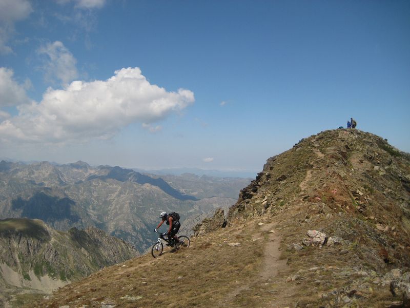#4 Descente du sommet : Sous l Descente du sommet : Sous l'oeil des randonneurs.