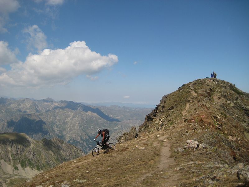 Descente du sommet : Sous l'oeil des randonneurs.