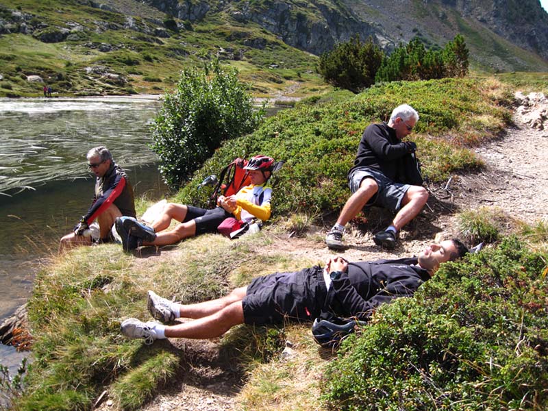 #10 Lac Fourchu : Arrêt panier/dortoir revendiqué au soleil en bord de mer. D’aucuns agacent l’alevin par quelques miettes négligeament lancées, d’autres s’abandonnent à Morphée Lac Fourchu : Arrêt panier/dortoir revendiqué au soleil en bord de mer. D’aucuns agacent l’alevin par quelques miettes négligeament lancées, d’autres s’abandonnent à Morphée