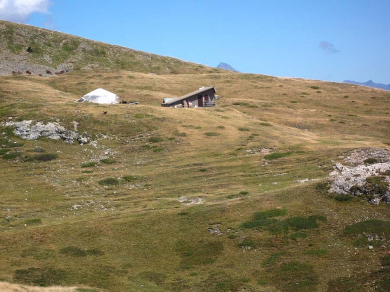 #13 Refuge du Taillefer : bien visible avec sa yourte Refuge du Taillefer : bien visible avec sa yourte