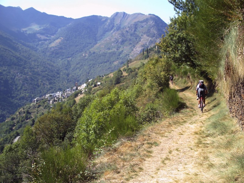 #6 Canejàn : Arrivée sur le village par le sentier balcon Canejàn : Arrivée sur le village par le sentier balcon