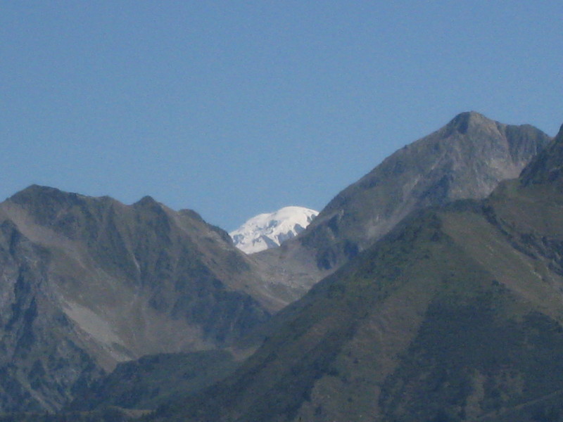 Meringue : le Mont-Blanc qui émerge entre Pointe du Dard et Gd Mont