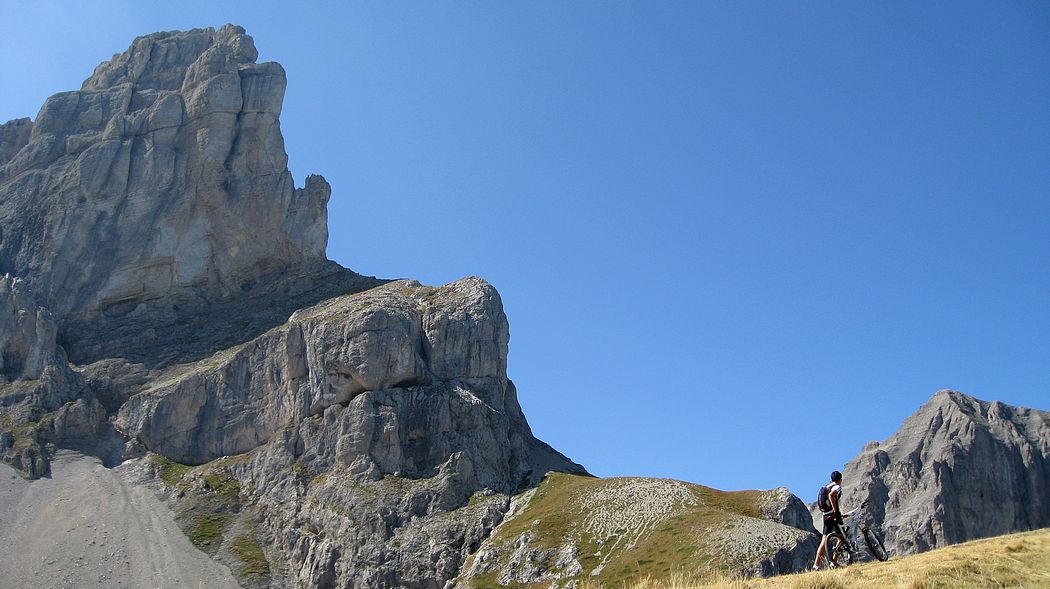 L'Obiou en impose : en arrivant au sommet de la Crête de la Laisse