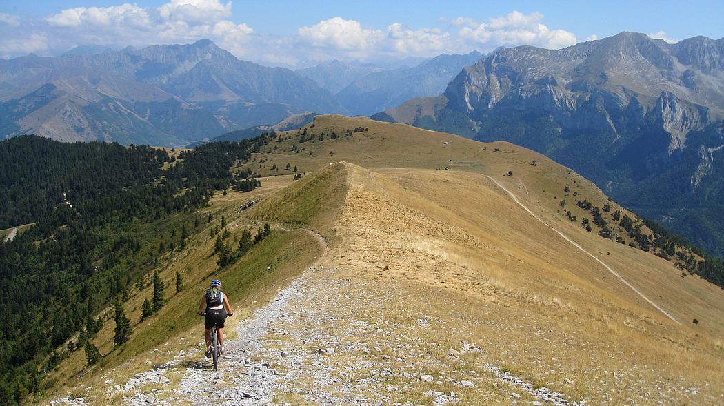 Droit sur le col des Faïsses