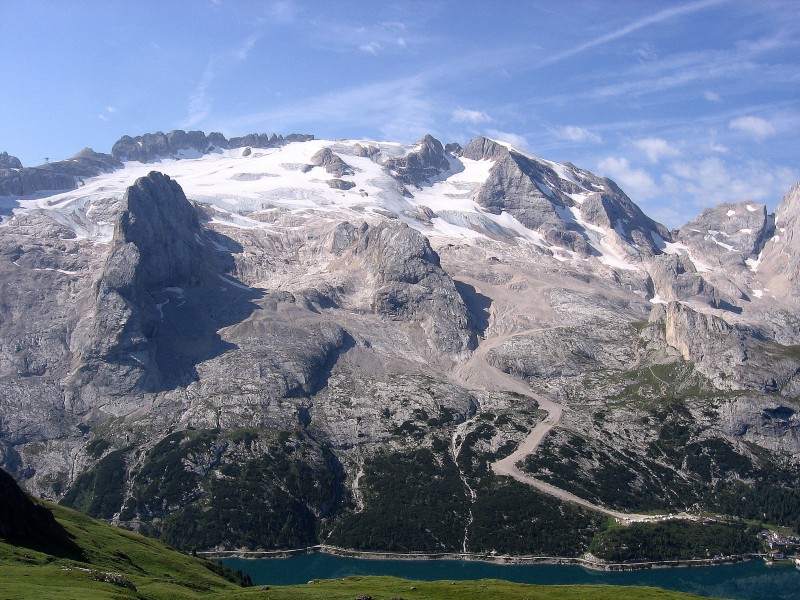 Dolomites-Bindelweg : La Marmolada et le Lago di Fedaia.