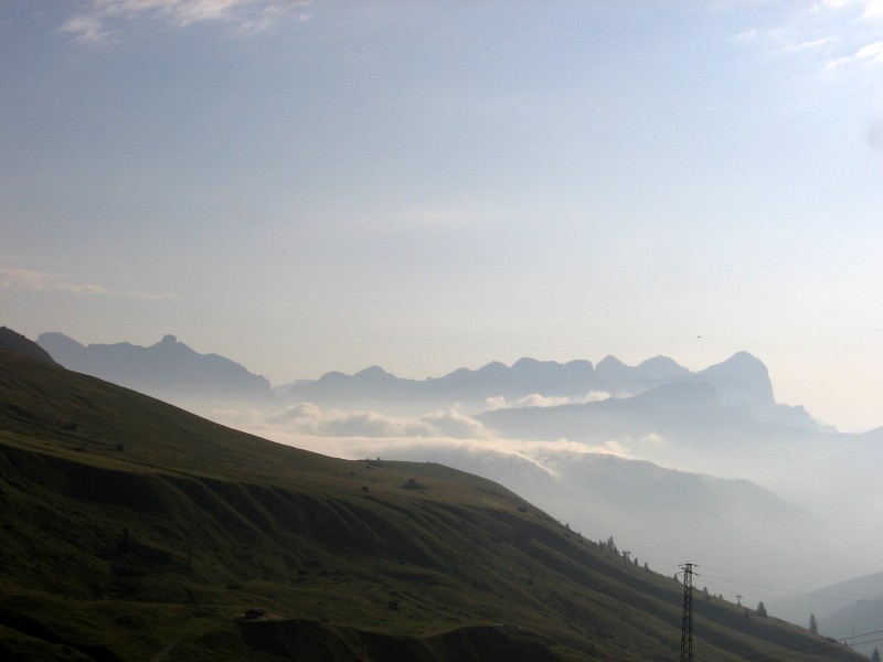 Dolomites-Bindelweg : le Gruppo Tofane et les brumes matinales