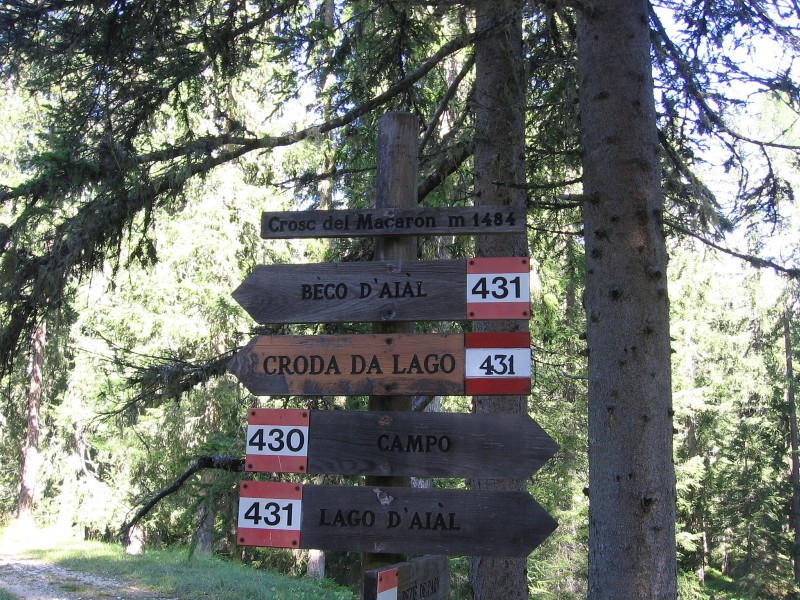 Dolomites-Forcella Ambrizola : Panneautage conséquent. La source est au pied des panneaux!