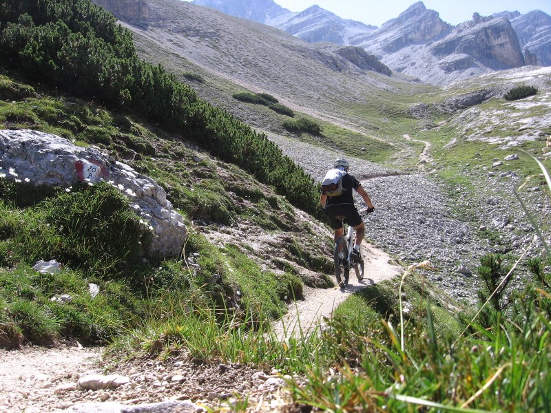 #7 Dolomites-Forca Lagazuoi : Parfois roulant ce sentier. Dolomites-Forca Lagazuoi : Parfois roulant ce sentier.