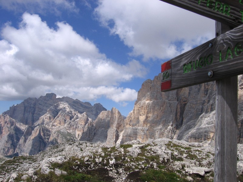 #13 Dolomites-Forca Lagazuoi : Sous le Forca Lagazuoi et clin d Dolomites-Forca Lagazuoi : Sous le Forca Lagazuoi et clin d'oeil final sur le sentier (via 20b) emprunté (à pied) passant entre le pilier Piza del Lech et la Cima Scotoni.