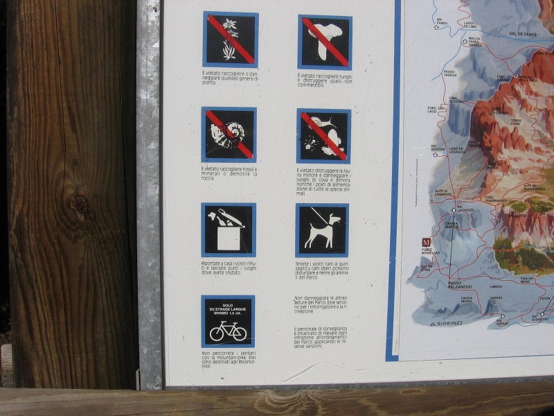 #23 Dolomites-Forca Lagazuoi : Panneau généraliste d Dolomites-Forca Lagazuoi : Panneau généraliste d'interdiction...snif
J'ai été prévenu après mais j'ai quand même fait l'autruche :@(