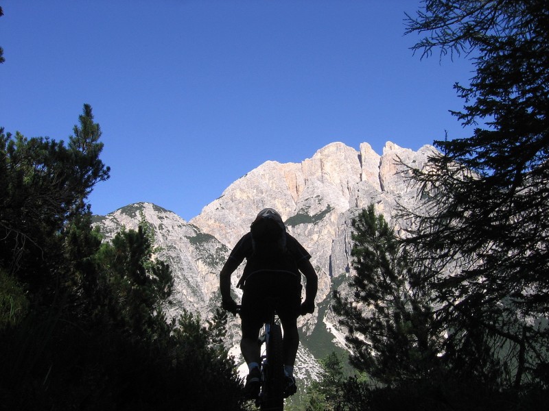 #21 Dolomites-Forca Lagazuoi : Contre jour sur le sentier final (via 408). Dolomites-Forca Lagazuoi : Contre jour sur le sentier final (via 408).