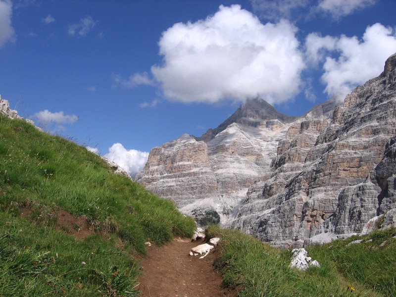 #18 Dolomites-Forca Lagazuoi : Marika n Dolomites-Forca Lagazuoi : Marika n'a pas menti :@)
Tout est présent comme décrit. Petit sentier ludique, terre rouge, paquerettes sur moquette herbeuse, couleur du minéral, ciel bleu et seul au monde!