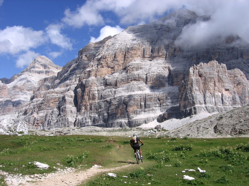 #17 Dolomites-Forca Lagazuoi : Un must de beauté, de roulabilté et de diversité ce Val Travenanzes aux pieds du Maître des lieux: le Tofana de Rozes. Dolomites-Forca Lagazuoi : Un must de beauté, de roulabilté et de diversité ce Val Travenanzes aux pieds du Maître des lieux: le Tofana de Rozes.