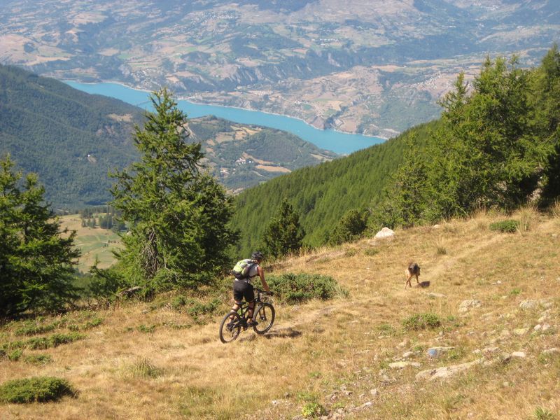 #8 Début de la descente : Et hop ! Une vue sur Serre Ponçon et sa jolie couleur. Début de la descente : Et hop ! Une vue sur Serre Ponçon et sa jolie couleur.