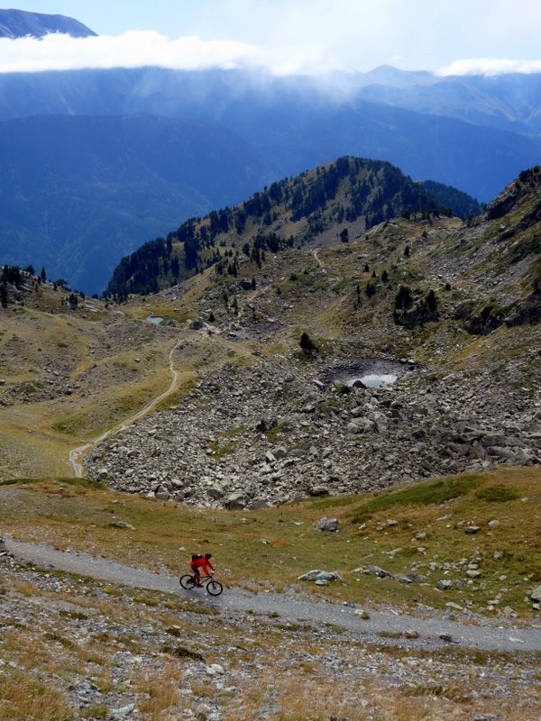 Descente : Sentier superbe au début, cela se rocaillise très vite !