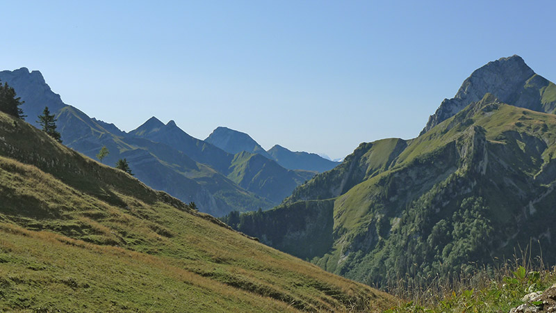 Bauges, versant N : Arcalod, Pecloz, derrière la Meije et le Trélod