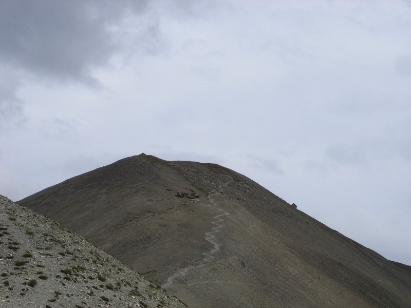 Queyras.Tête de Girardin : Le sentier 'serpentine' bien schisteux de la Tête de Girardin.