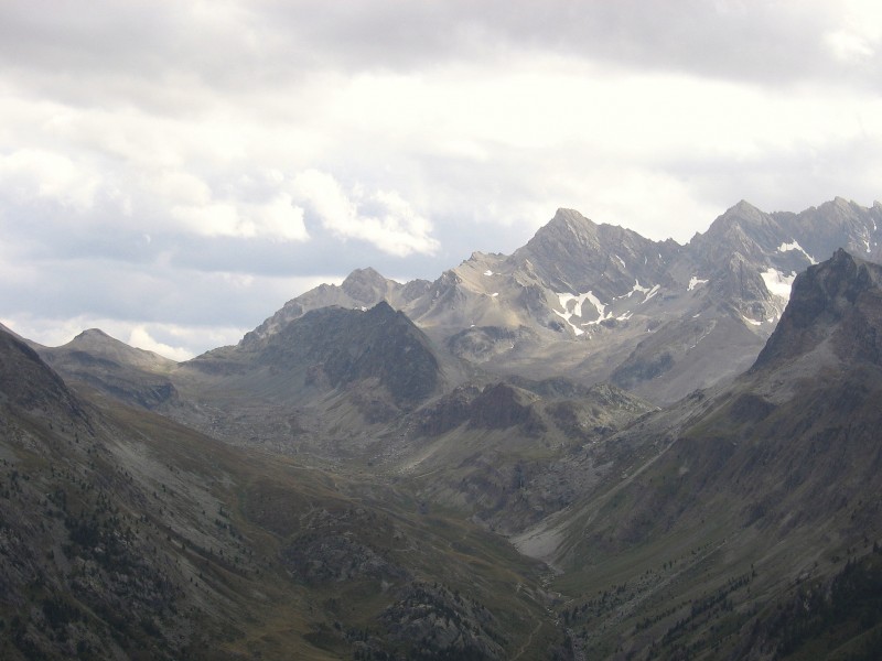 Queyras.Tête de Girardin : Vallon Mary et son col. Aiguille de Chambeyron.