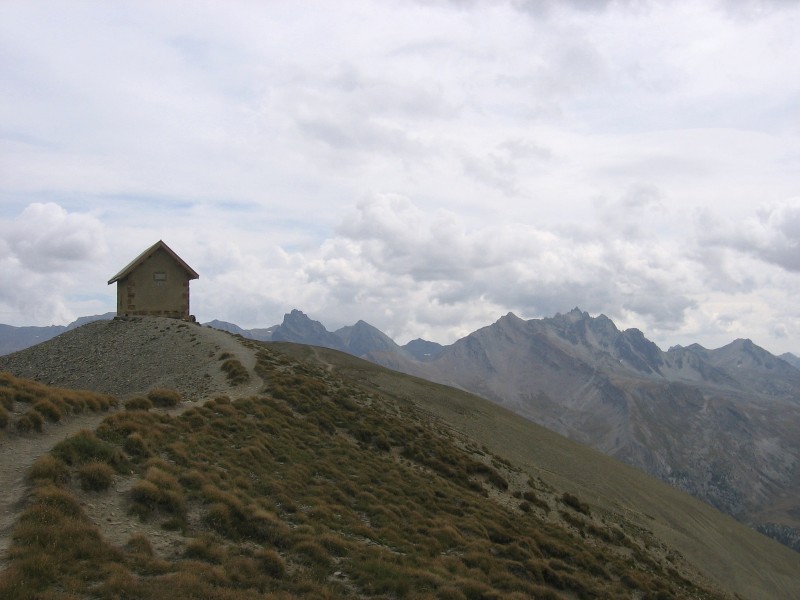 Queyras.Tête de Girardin : L'observatoire militaire (et accessoirement abri du vent!).