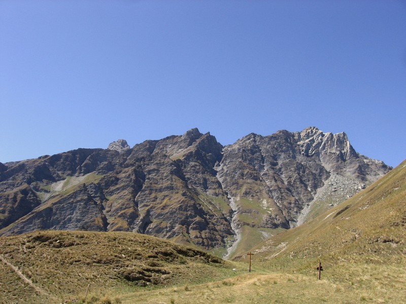 Queyras.Tour du Pain de Sucre : Bien suivre (W) ce sentier venant de la route du Col Agnel et rejoignant le Valle di San Véran. Photo prise devant la fortification militaire (2166m).