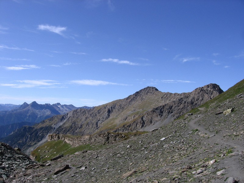 Queyras.Tour du Pain de Sucre : Le sentier GR58C partant du Col Valante en direction du Passo della Losetta avec la Punta tre Chiosis et la Punta Seras en toile de fond.